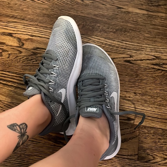 Nike flex run tennis shoes - Picture 9 of 10